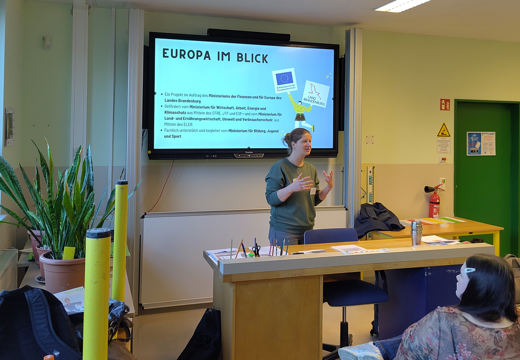 Ruth Porstmann begrüßt die Gruppe