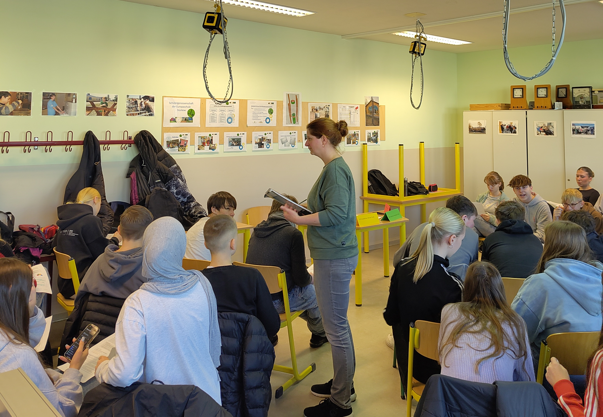 Bild: Ruth Porstmann hilft den Teilnehmenden