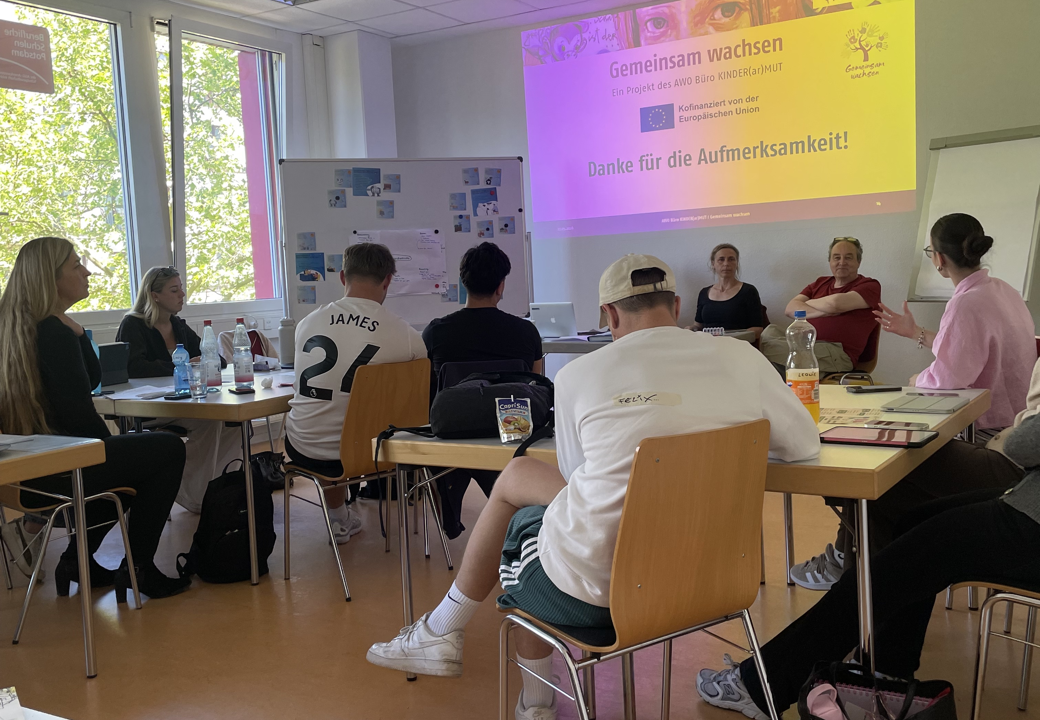Gruppe diskutiert Projekt